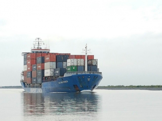 Tàu container đầu tiên vào sông Hậu qua kênh Quan Chánh Bố 